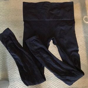 Blanqi SPORTSUPPORT hipster contour leggings.